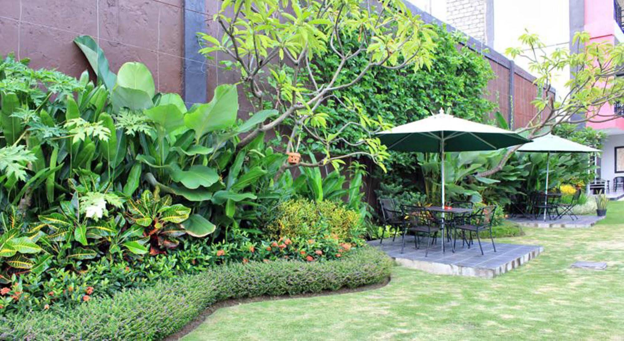 Budhi Hotel Kuta Lombok Exterior foto